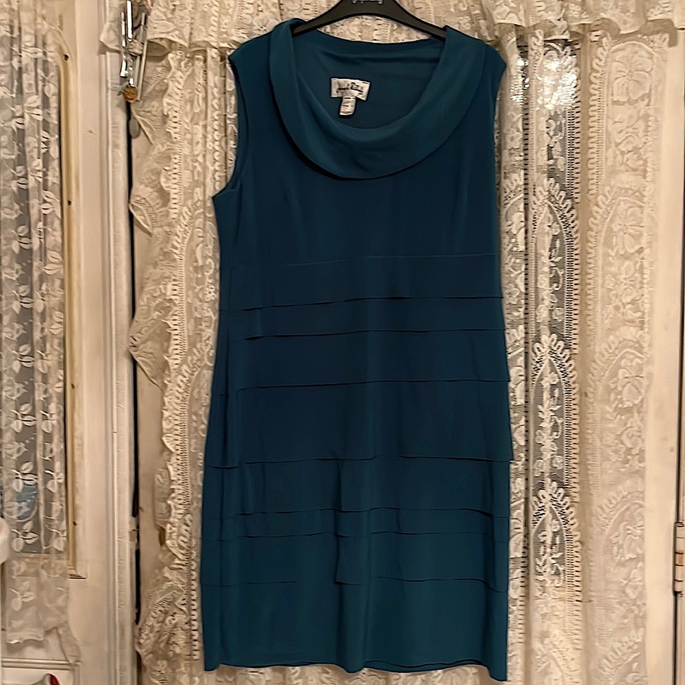 💥😍JRIBKOFF SZ14 GREEN DRESS WITH 7 lLAYERS RUFFLES IN FFONT & BACK.
